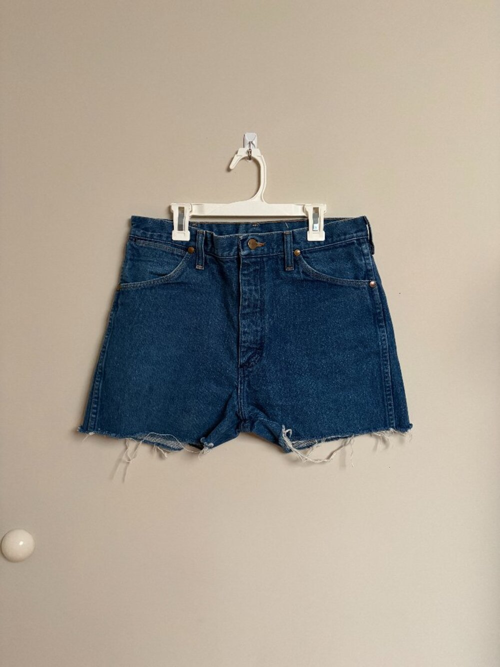 Wrangler Vintage High Waisted Denim Shorts Dark Wash Distressed Hem Womens 28